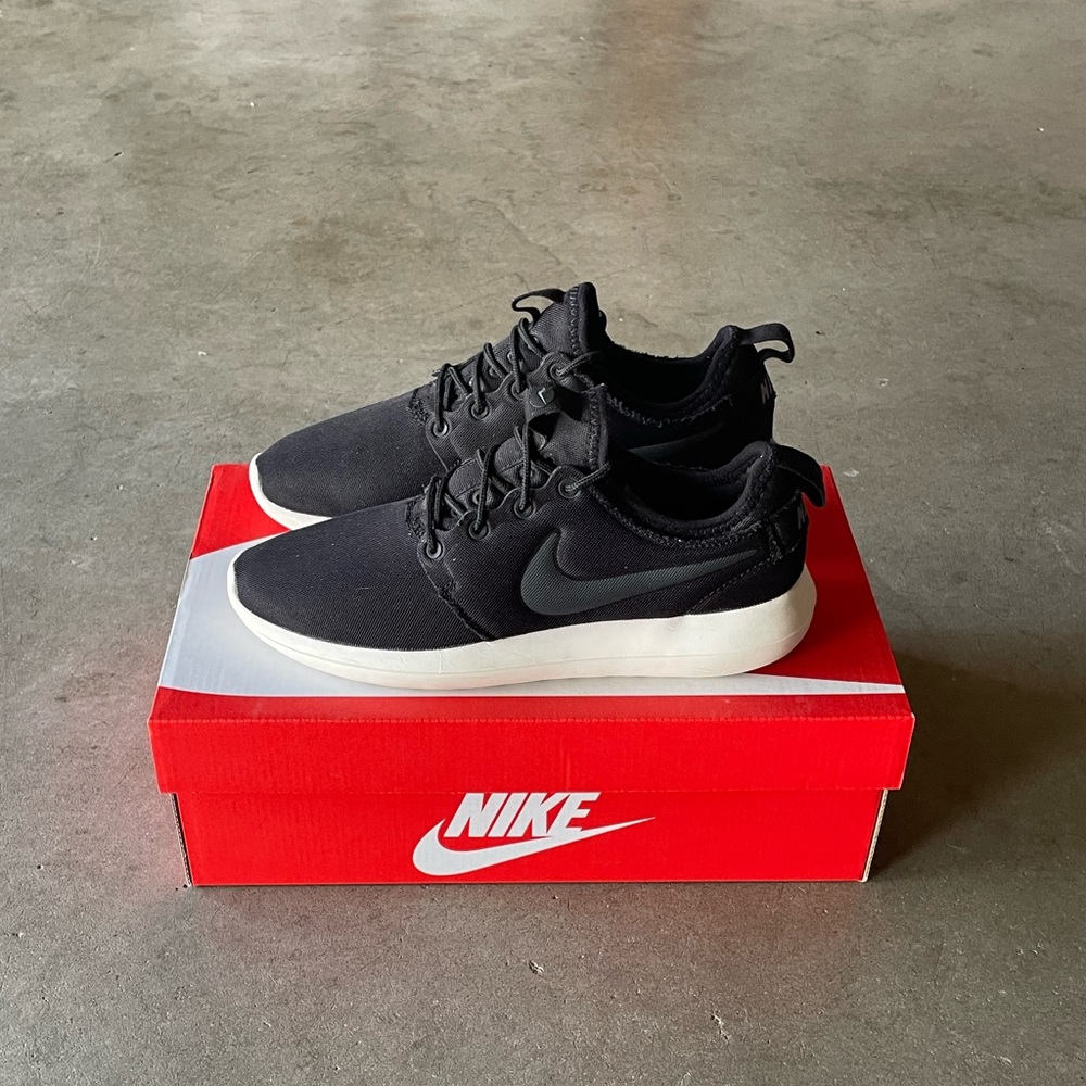 Nike Roshe Two Black/White Lightweight Running/Walking Sneakers/Shoes 5.5 Youth